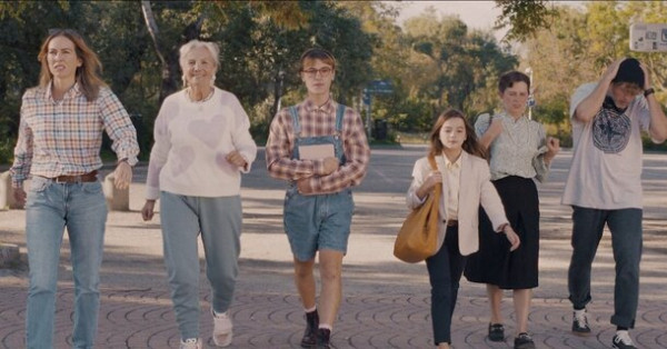Члены семейства меняются телами в трейлере комедии &laquo;Кто есть кто?&raquo;